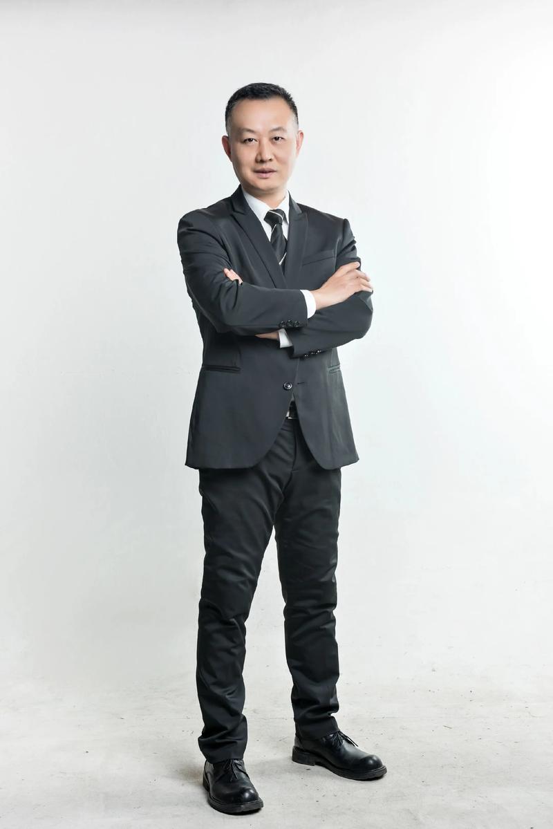 邓华英 视觉与舞美负责人